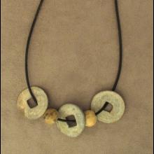 Collier avec pi�ces en bronze et jade